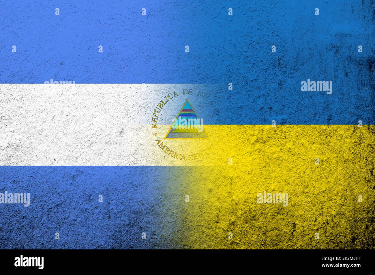 Die Republik Nicaragua Nationalflagge mit Nationalflagge der Ukraine. Grungen Hintergrund Stockfoto