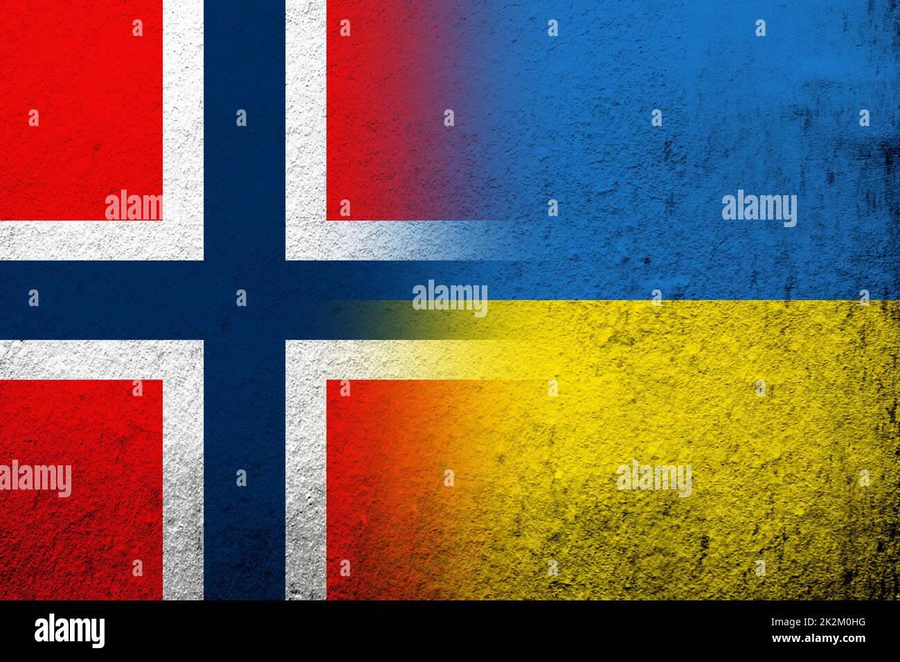 Die Nationalflagge des Königreichs Norwegen mit der Nationalflagge der Ukraine. Grungen Hintergrund Stockfoto