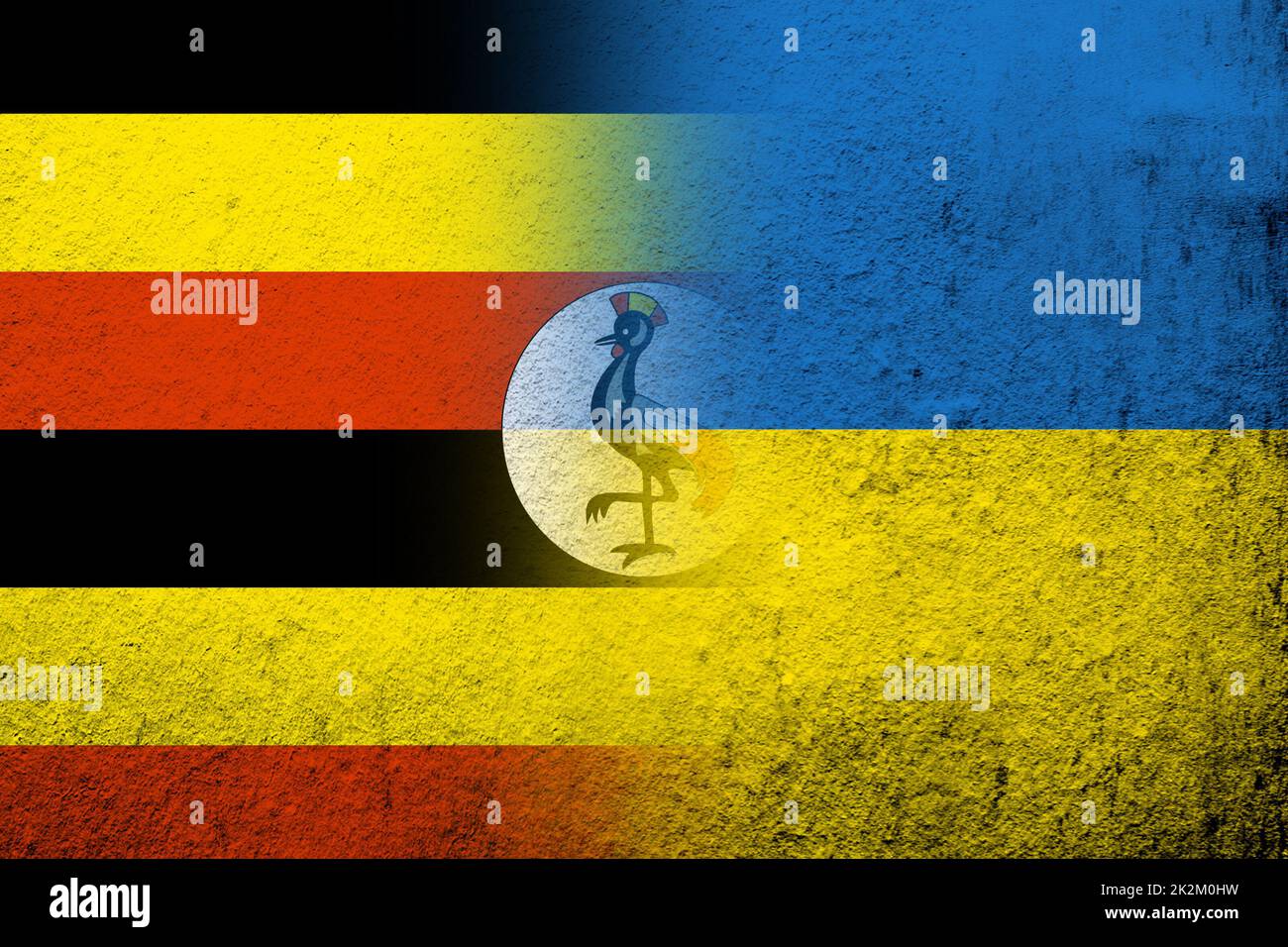 Die Republik Uganda Nationalflagge mit Nationalflagge der Ukraine. Grungen Hintergrund Stockfoto