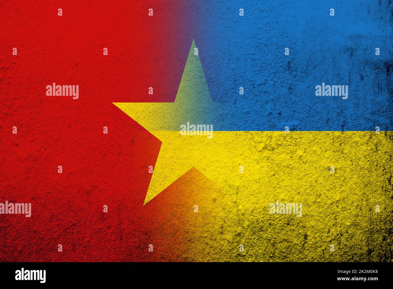 Die Sozialistische Republik Vietnam Nationalflagge mit Nationalflagge der Ukraine. Grungen Hintergrund Stockfoto