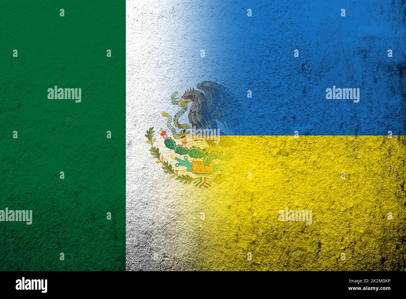 Die Nationalflagge der Vereinigten Mexikanischen Staaten mit der Nationalflagge der Ukraine. Grungen Hintergrund Stockfoto