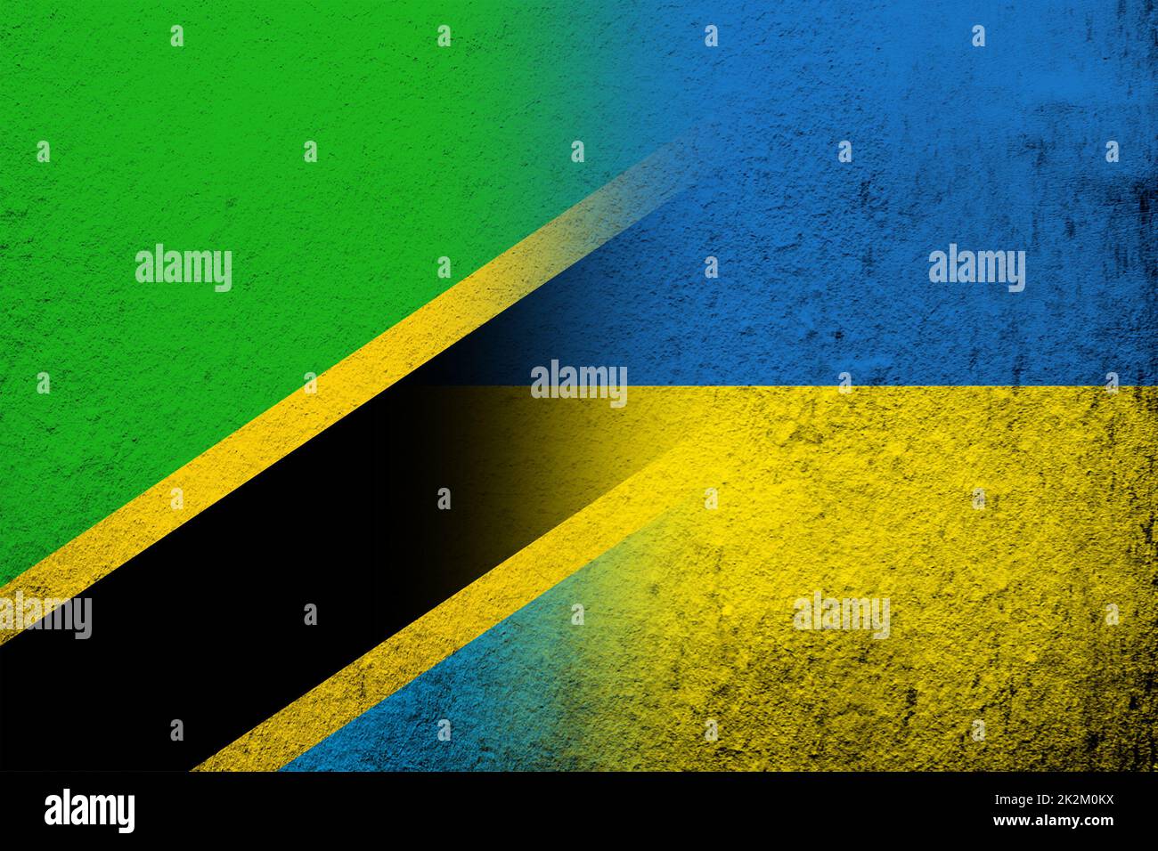 Vereinigte Republik Tansania Nationalflagge mit Nationalflagge der Ukraine. Grungen Hintergrund Stockfoto
