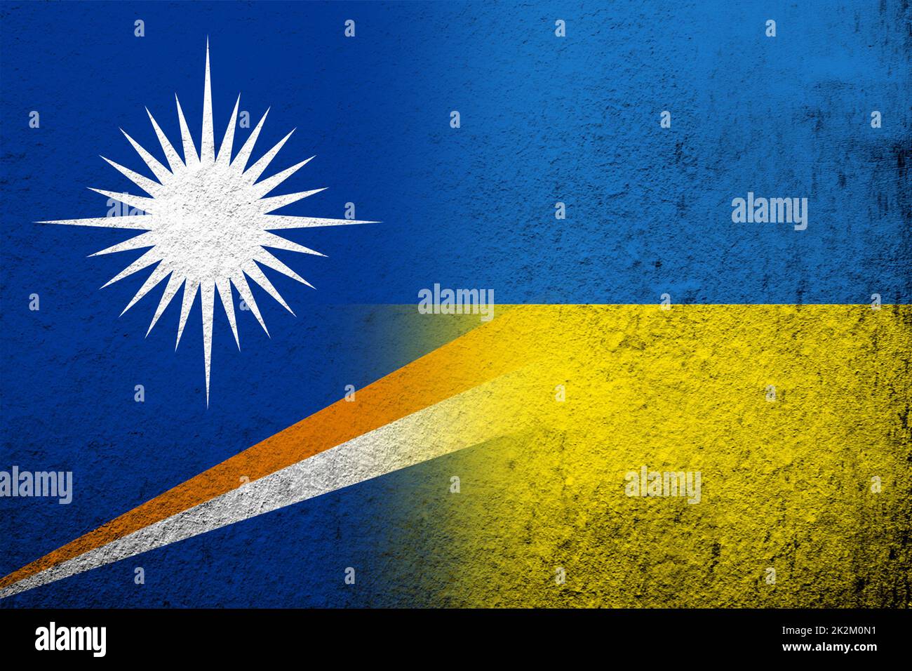 Die Republik der Marshallinseln Nationalflagge mit Nationalflagge der Ukraine. Grungen Hintergrund Stockfoto