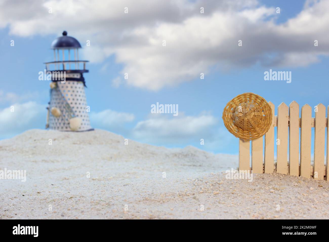 Leuchtturm mit Pickett Fence und Sun hat, flacher Freiheitsgrad Stockfoto