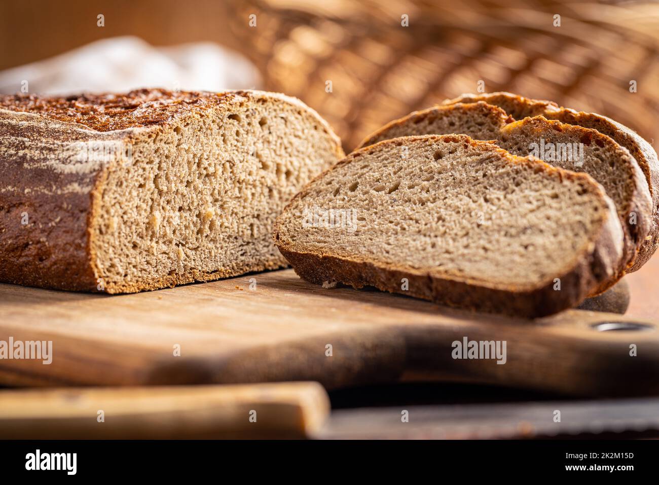 Brotscheiben auf dem Schneidebrett. Stockfoto