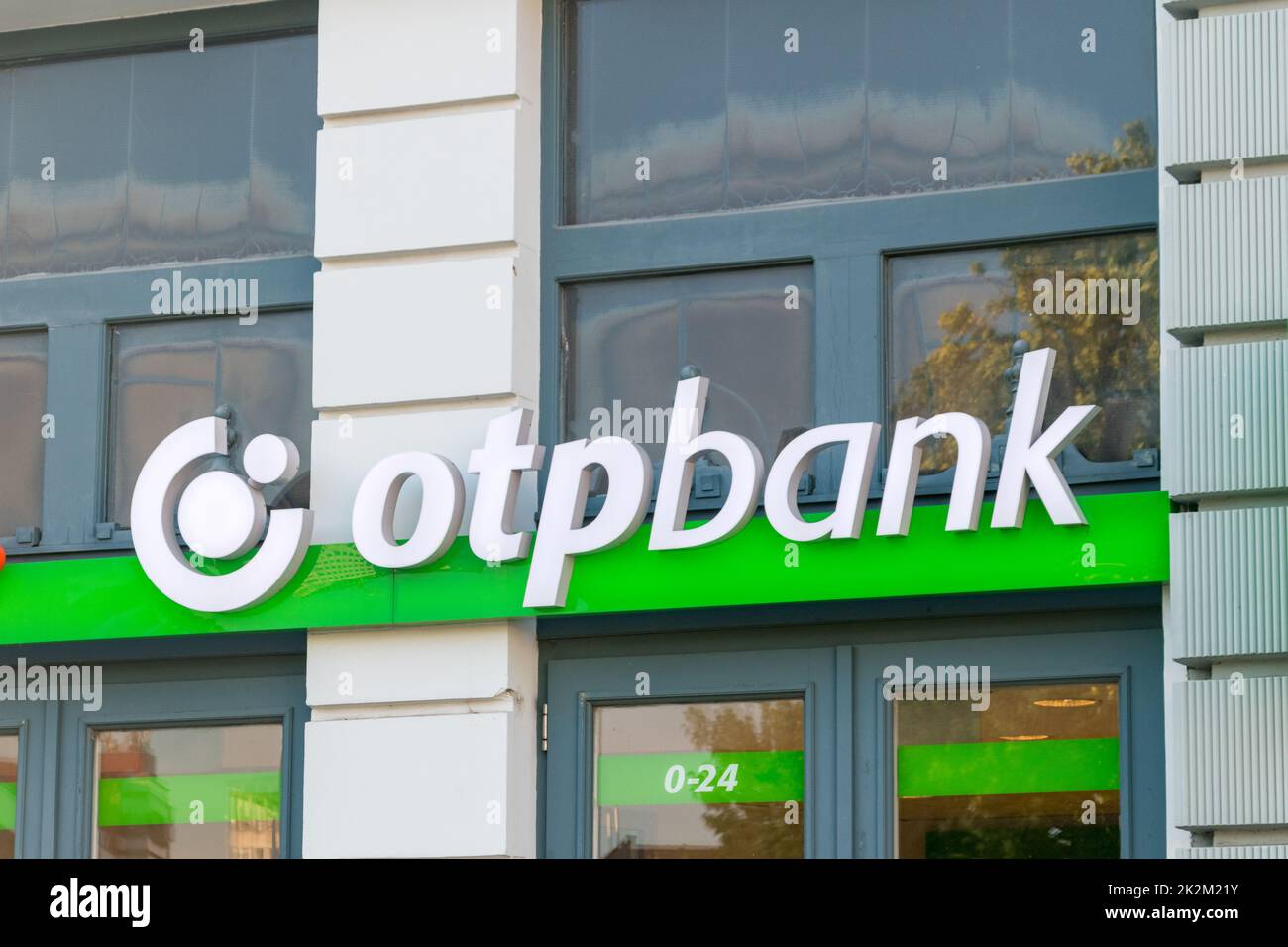 Nyiregyhaza, Ungarn - 11. Juni 2022: Logo der ungarischen Bankfiliale OTP Bank. Stockfoto