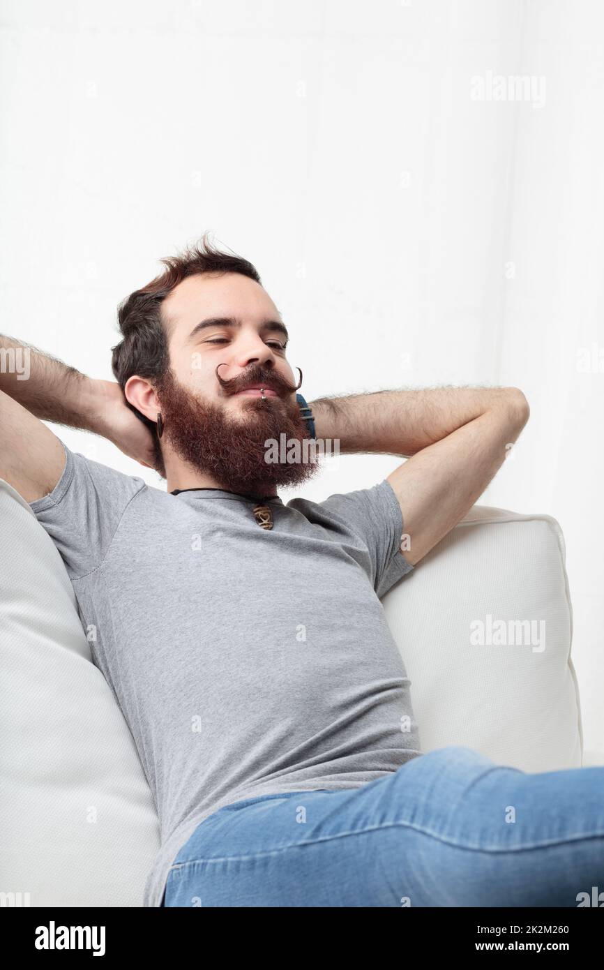 Ein sorgenloser Mann genießt seine wohlverdiente Ruhe Stockfoto