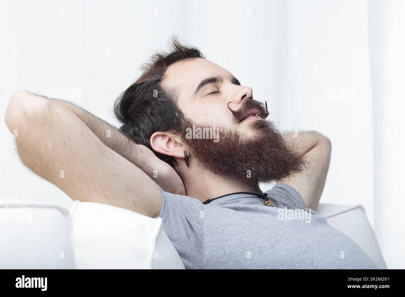Ein sorgenloser Mann genießt seine wohlverdiente Ruhe Stockfoto
