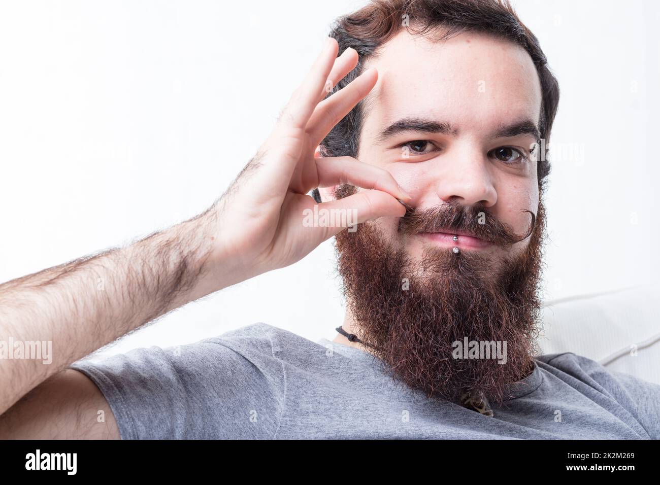 Mann mit Bart und Schnurrbart Stockfoto