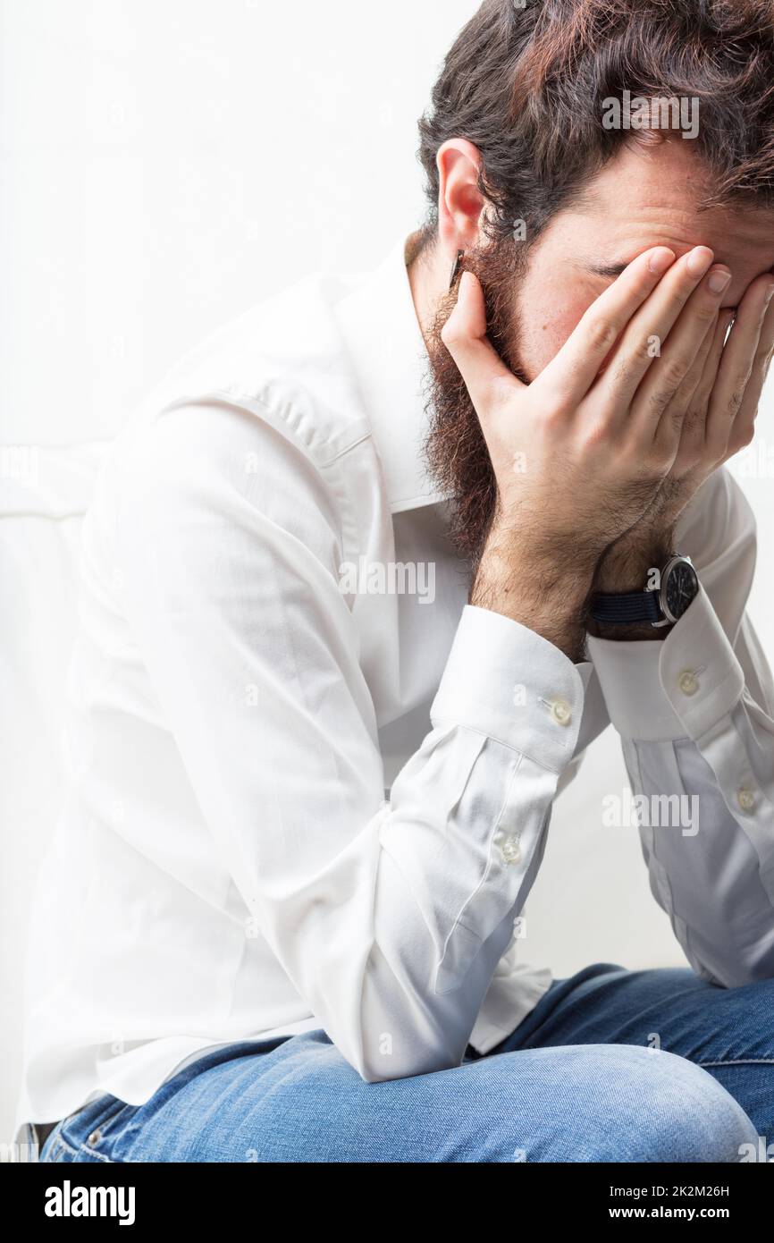 Mann mit Problemen oder Kopfschmerzen Stockfoto