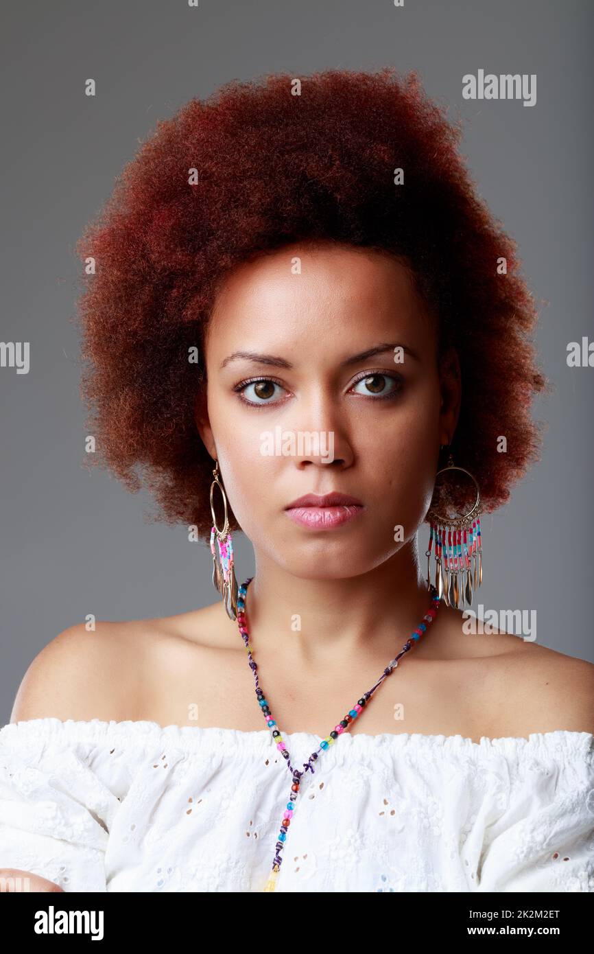Schönes, stilvolles, junges Modeporträt von Black Woman Stockfoto