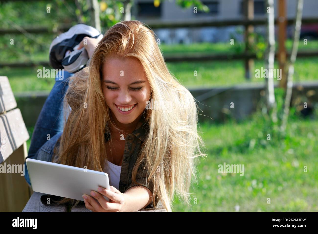 Glückliche amüsierte junge Frau mit einem lebhaften Lächeln Stockfoto