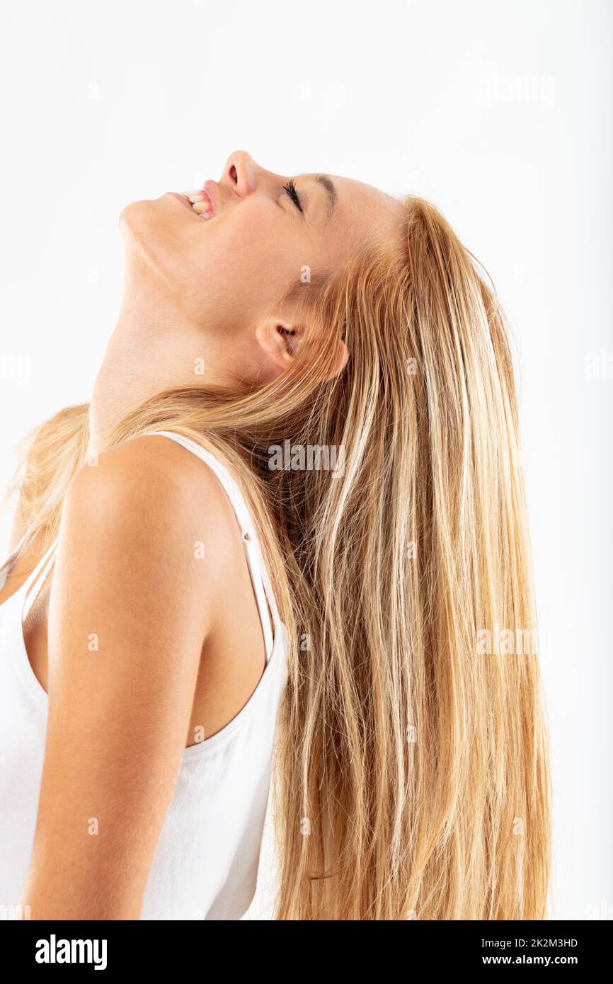 Ein langes blondes Mädchen, das glücklich lächelt Stockfoto