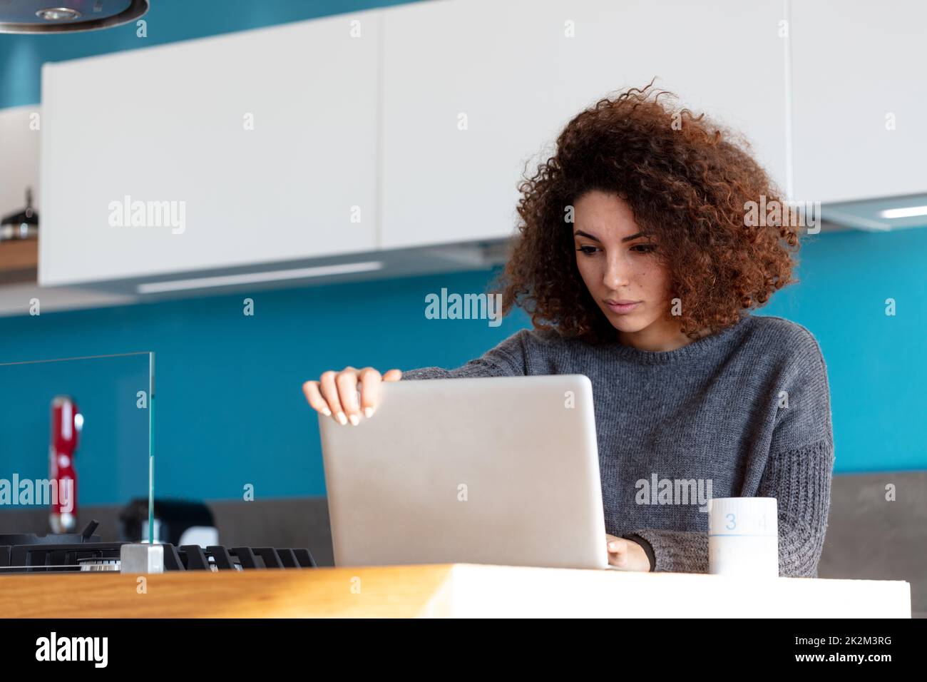 Frau mit ernstem Gesicht, die von zu Hause aus online arbeitet Stockfoto