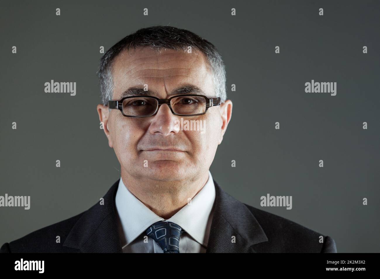 Attraktiver Geschäftsmann mittleren Alters mit Brille Stockfoto