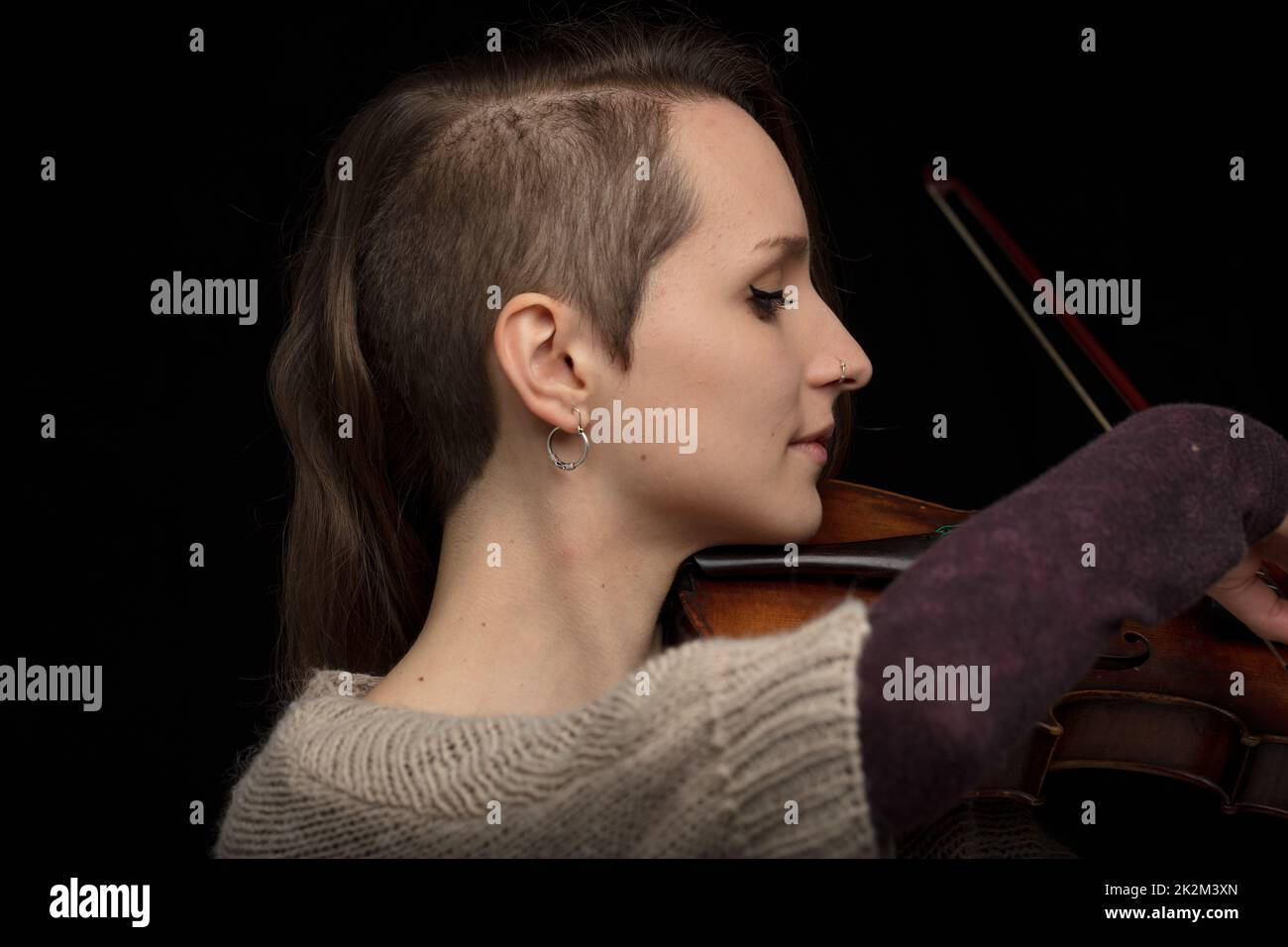 Engagierte Violinistin, die barocke Geige spielt Stockfoto