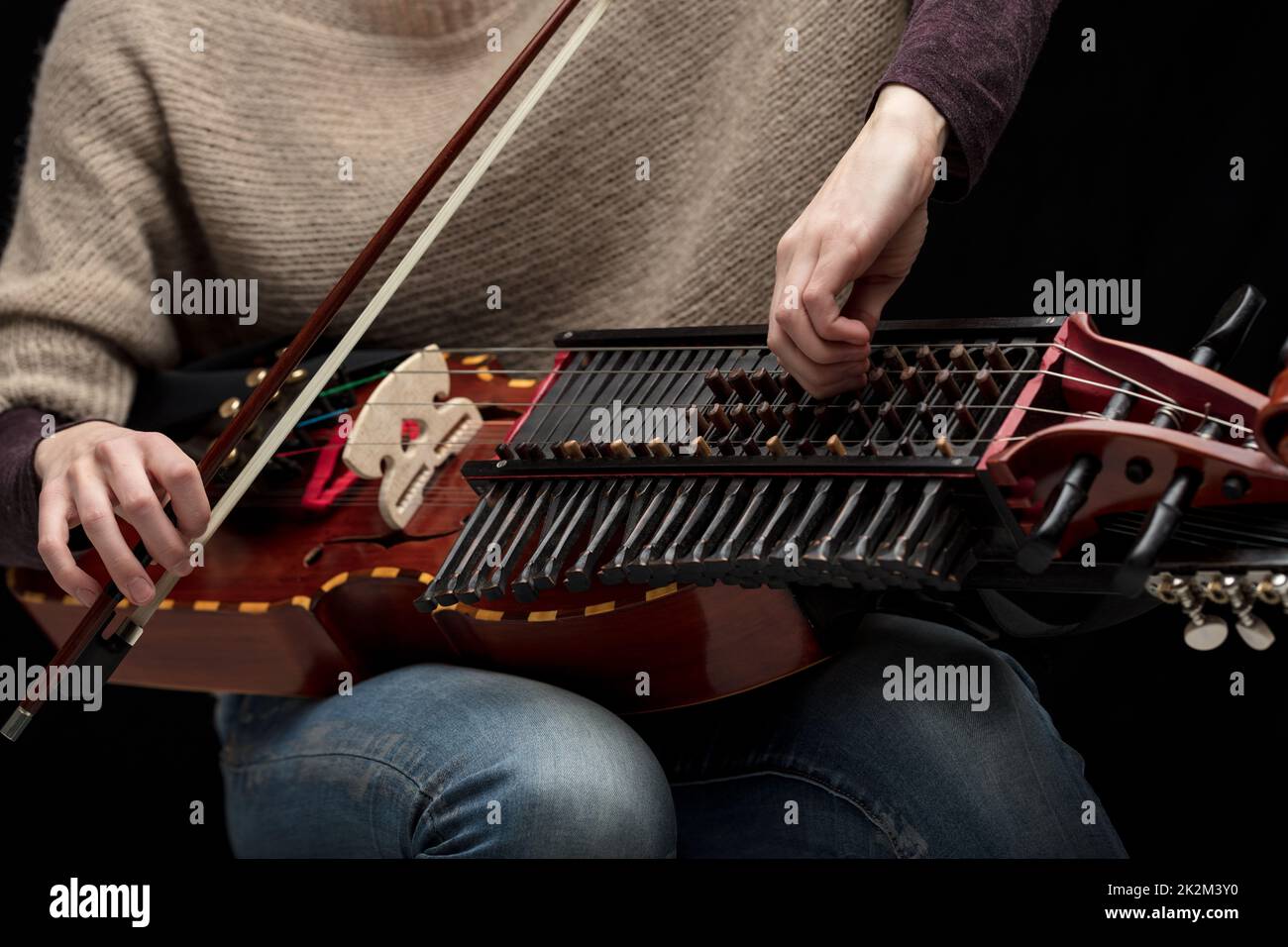 Musikerin, die ihre moderne Nyckelharpa spielt Stockfoto