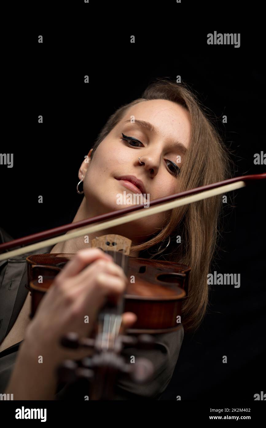 Engagierte leidenschaftliche professionelle Violinistin Stockfoto