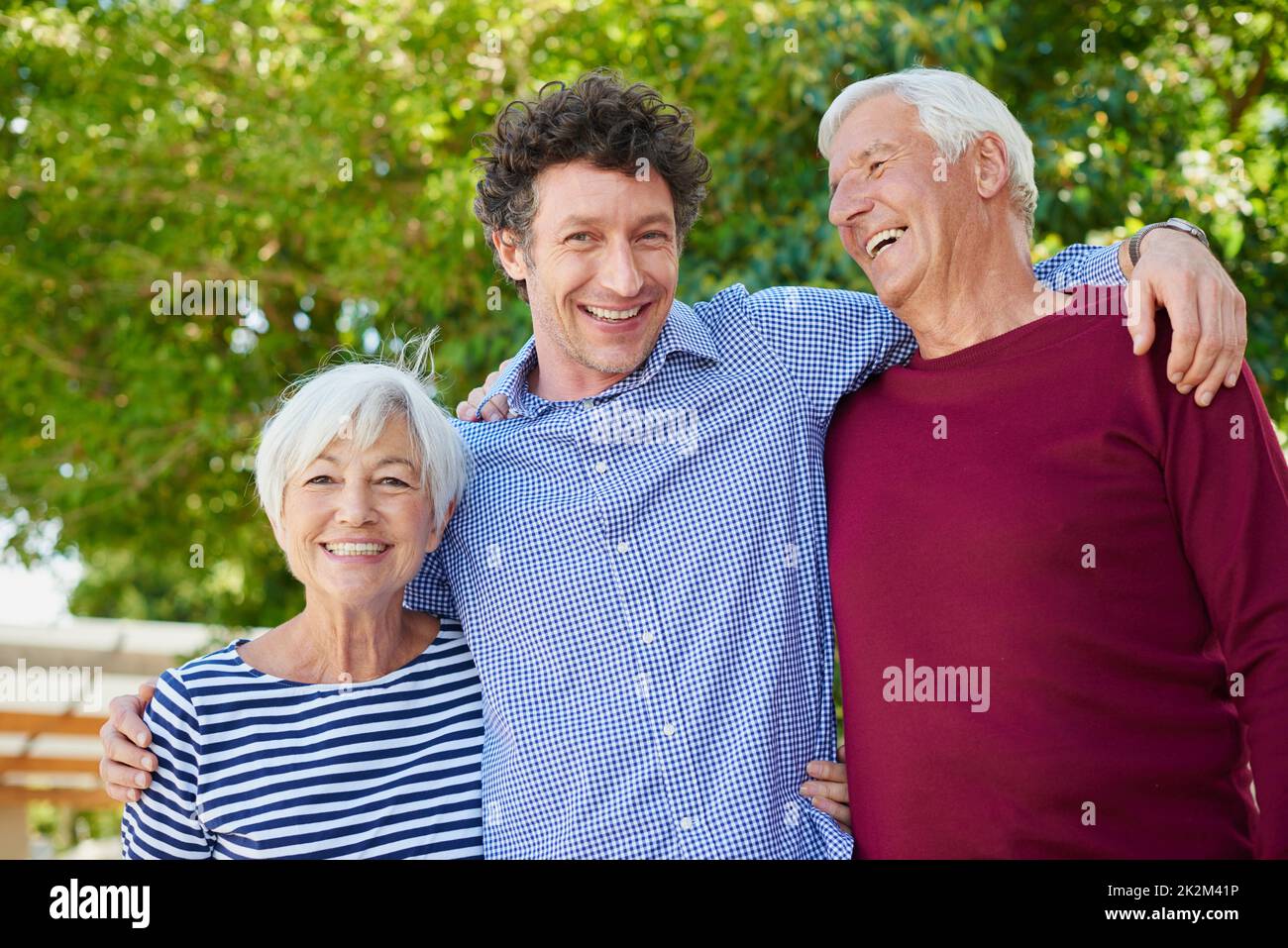 Hes alle erwachsen. Beschnittenes Porträt eines älteren Paares, das mit ihrem Sohn draußen steht. Stockfoto