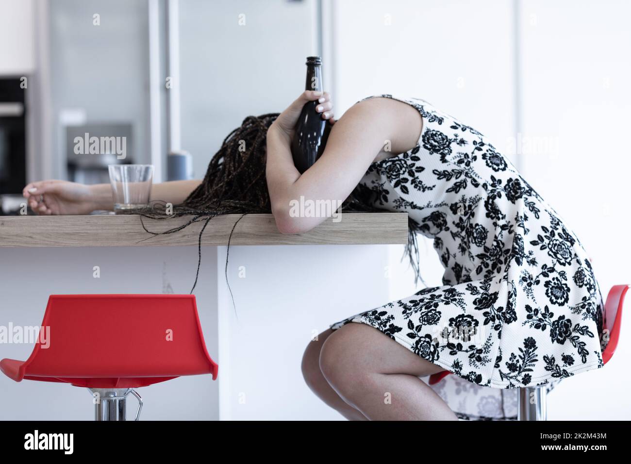 Betrunkene Junge Frau Mit Ihren Haaren In Dreadlocks Wurde Ohnmächtig Auf Einer Küchentheke 