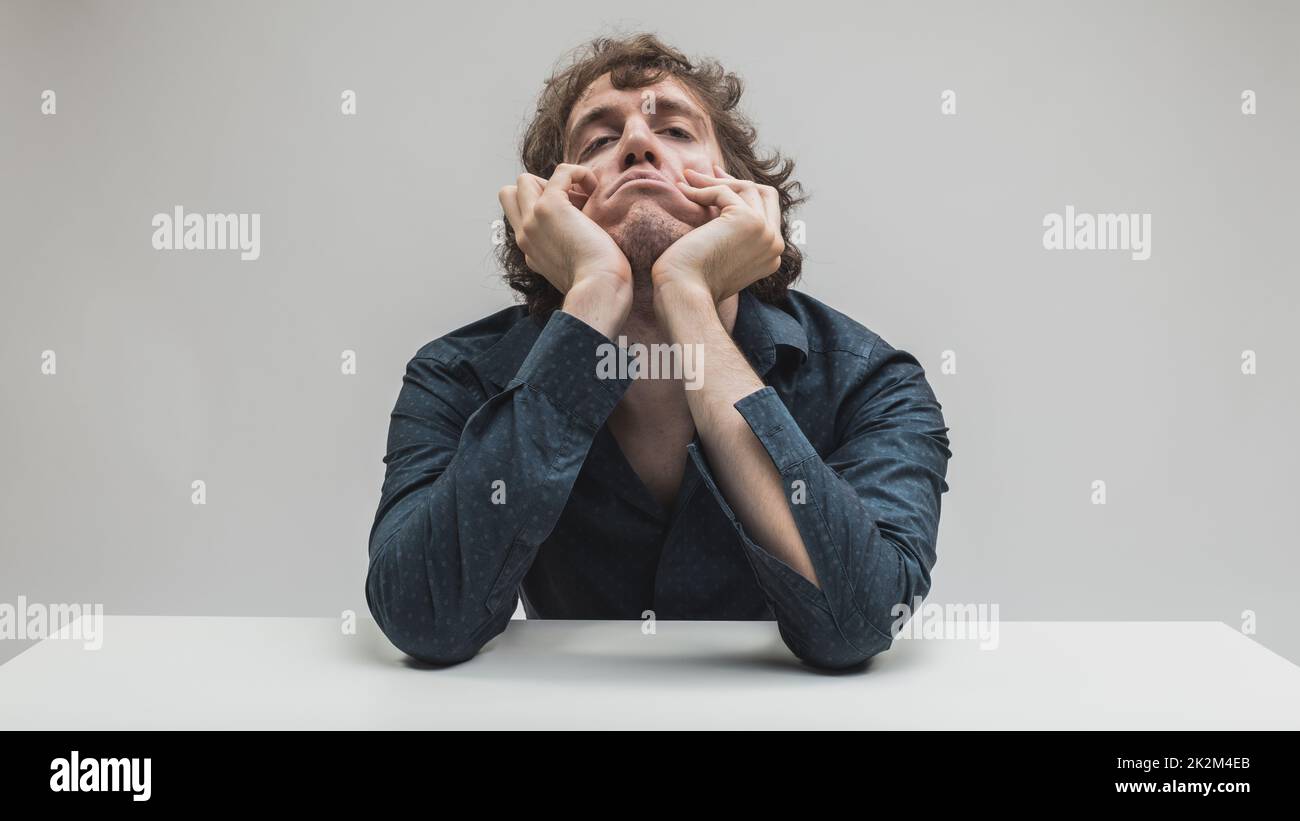 Porträt des jungen gelangweilten Mannes Denken Stockfoto