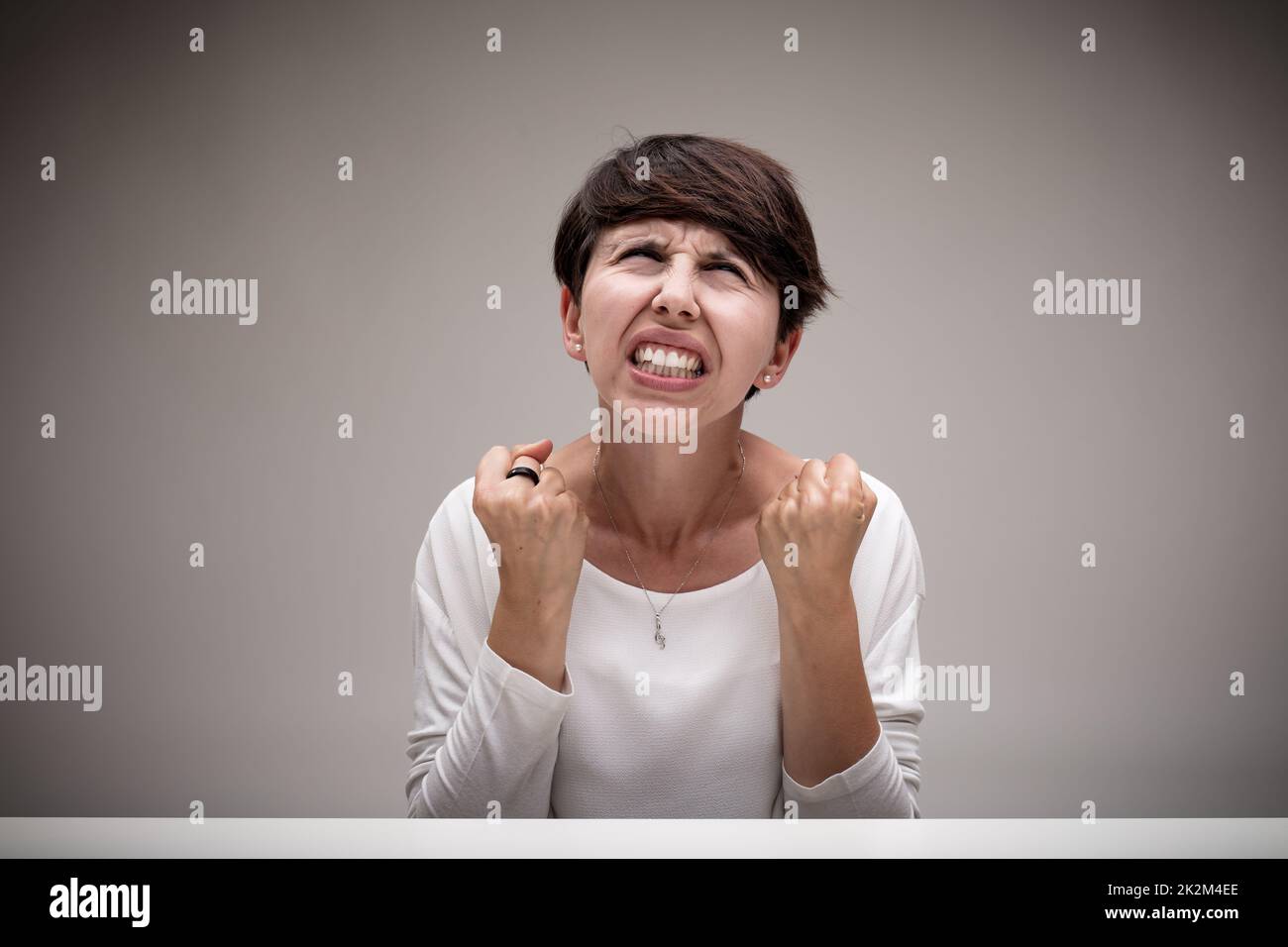 Eine sehr wütende Frau, die einen Anfall von Wut ausflippt Stockfoto