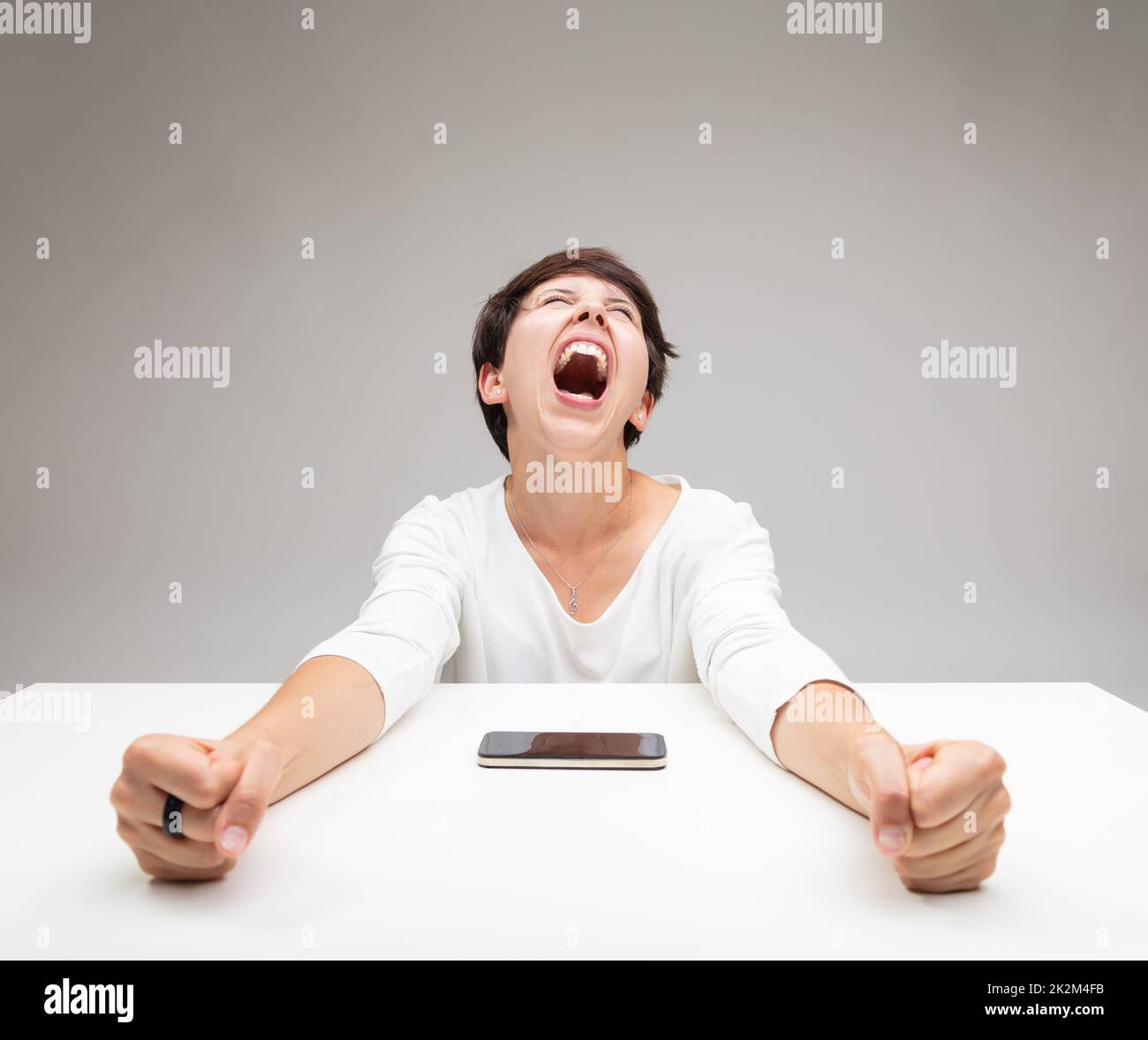 Frustrierte Frau mit einem Wutanfall Stockfoto