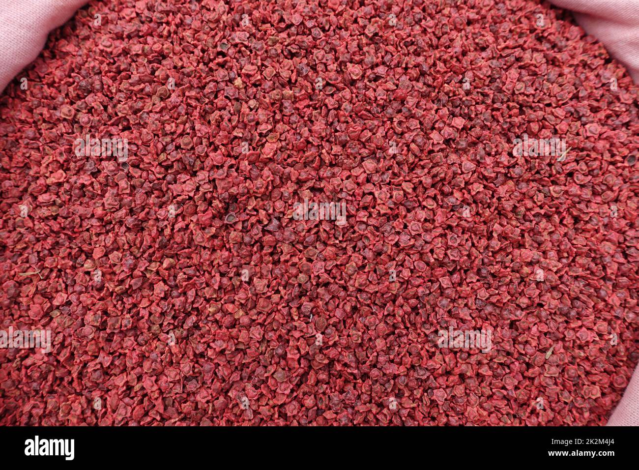 Unverpackte Samen von Zuckerrüben, die in Stoffbeuteln in Saatgutläden verkauft werden Stockfoto