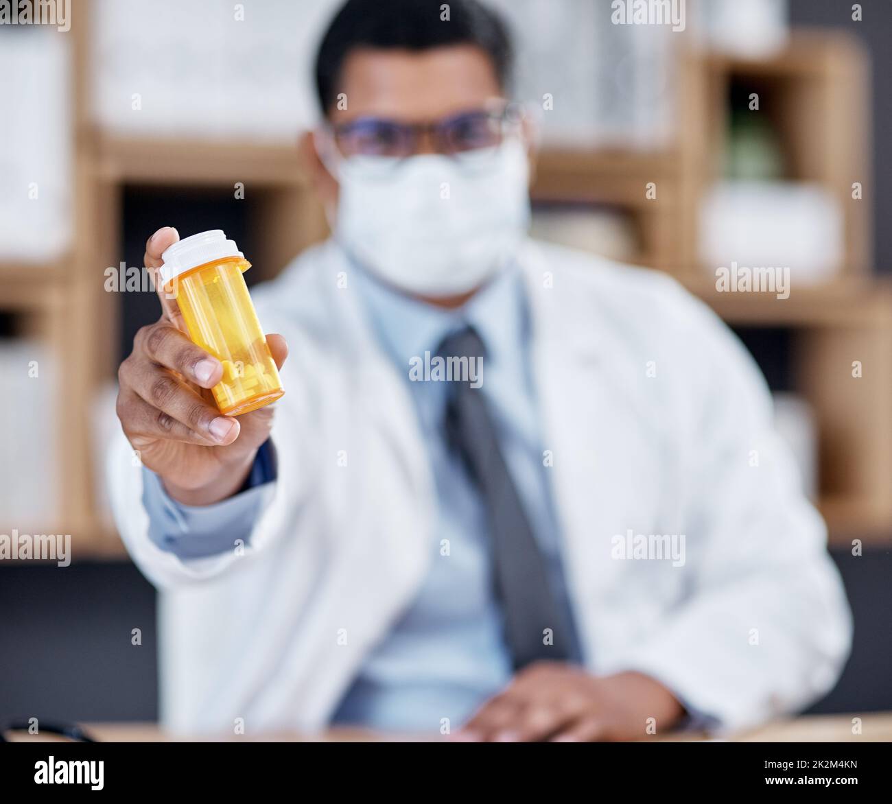 Diese Medikamente sind sehr zu empfehlen. Nahaufnahme eines nicht erkennbaren Arztes, der eine Flasche Pillen in seinem Büro hält. Stockfoto