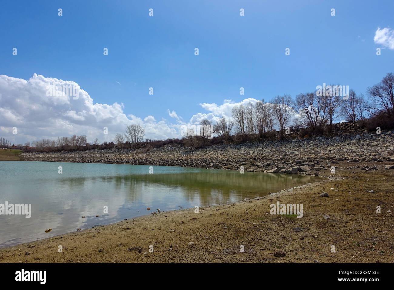 Wundervolle Frühlingslandschaft mit Himmelsee und Wolken, Wolken reflektieren im Wasser Stockfoto