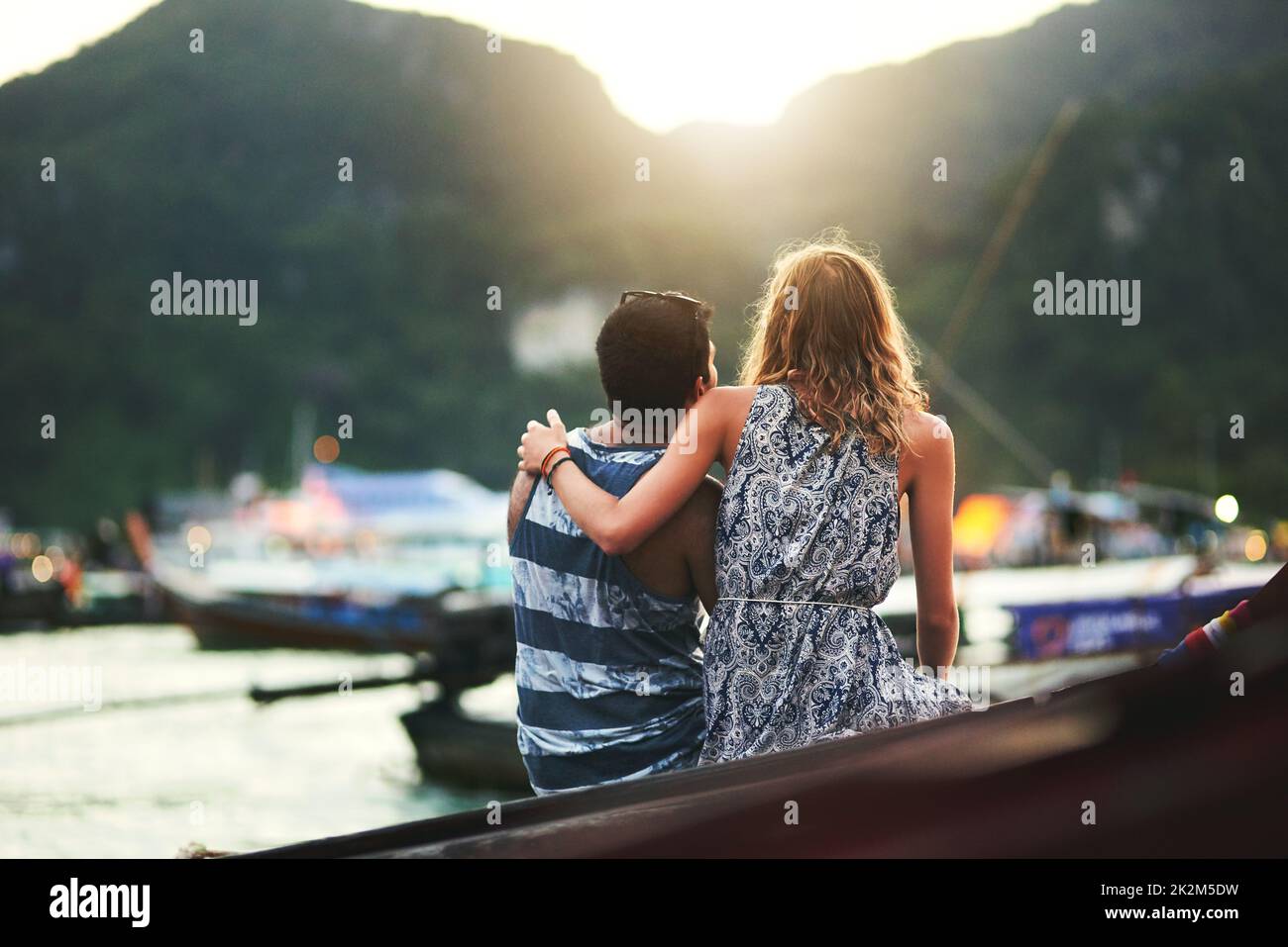 Genießen Sie eine friedliche und perfekte Pause zusammen. Eine Aufnahme eines jungen Paares, das gemeinsam einen Tag am Strand genießt. Stockfoto