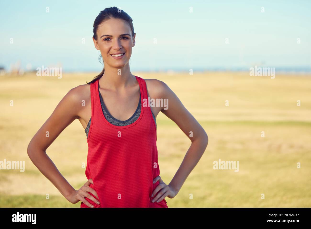 Die Wahl für einen gesünderen Lebensstil liegt ganz bei Ihnen. Porträt einer sportlichen jungen Frau, die im Freien trainiert. Stockfoto