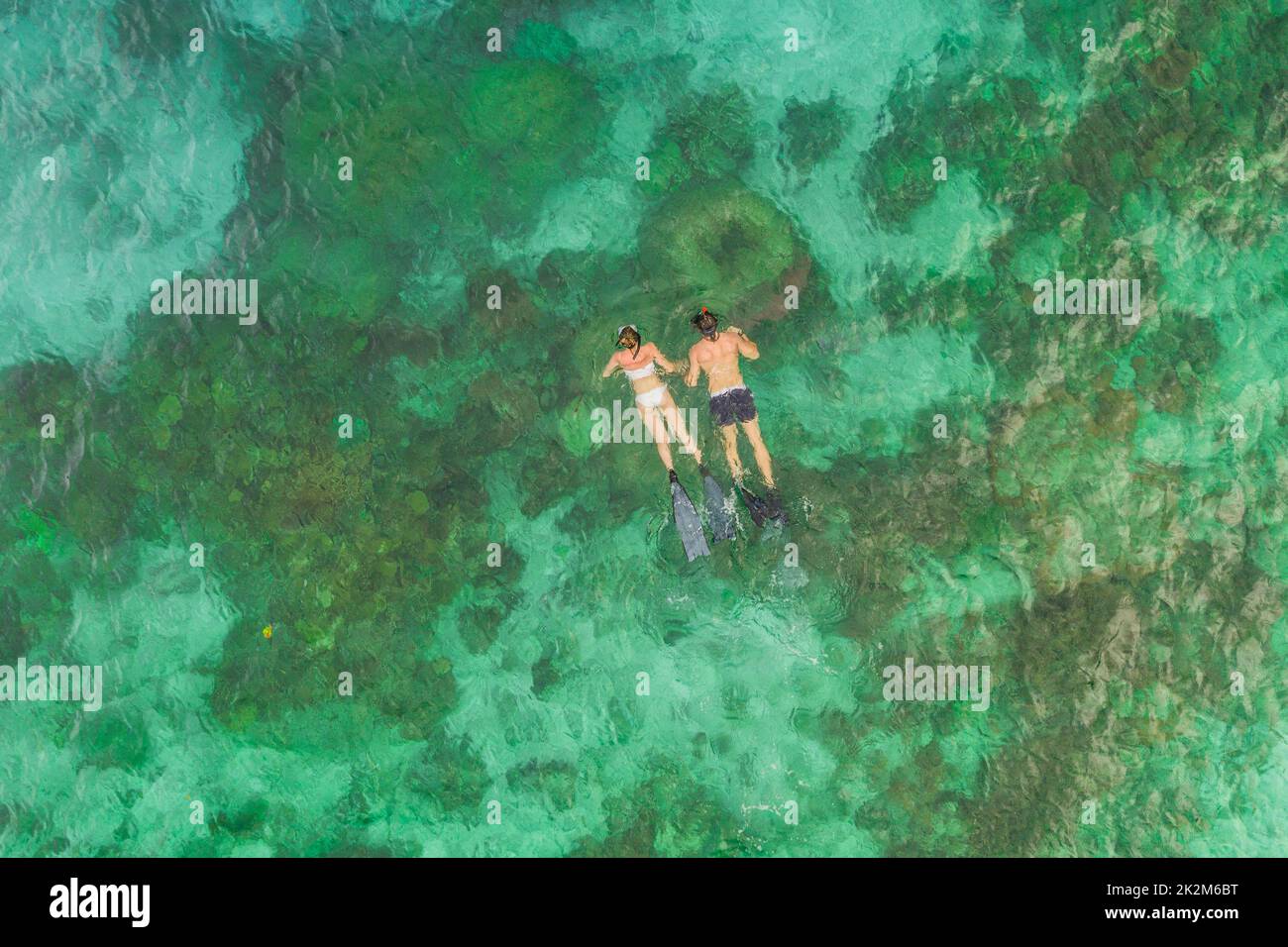 Friedlich im Meer treiben. High-Angle-Aufnahme eines unverkennbaren Paares, das im Wasser von Raja Ampat schwimmt. Stockfoto