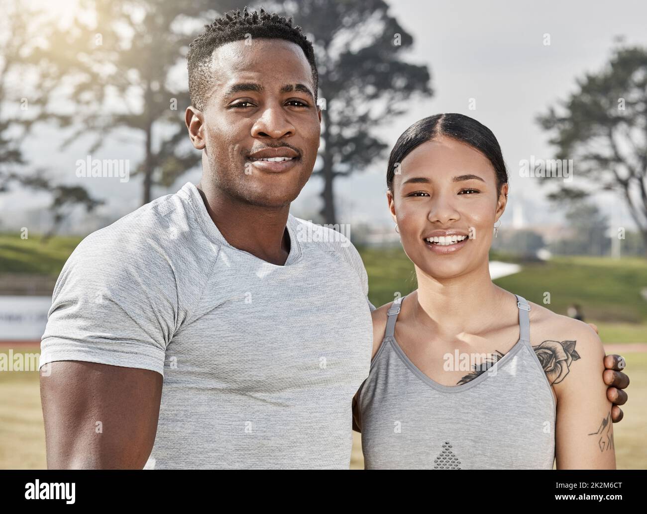 Mit dir an meiner Seite kann ich alles tun. Aufnahme eines athletischen Mannes und einer Frau, die draußen zusammen stehen. Stockfoto