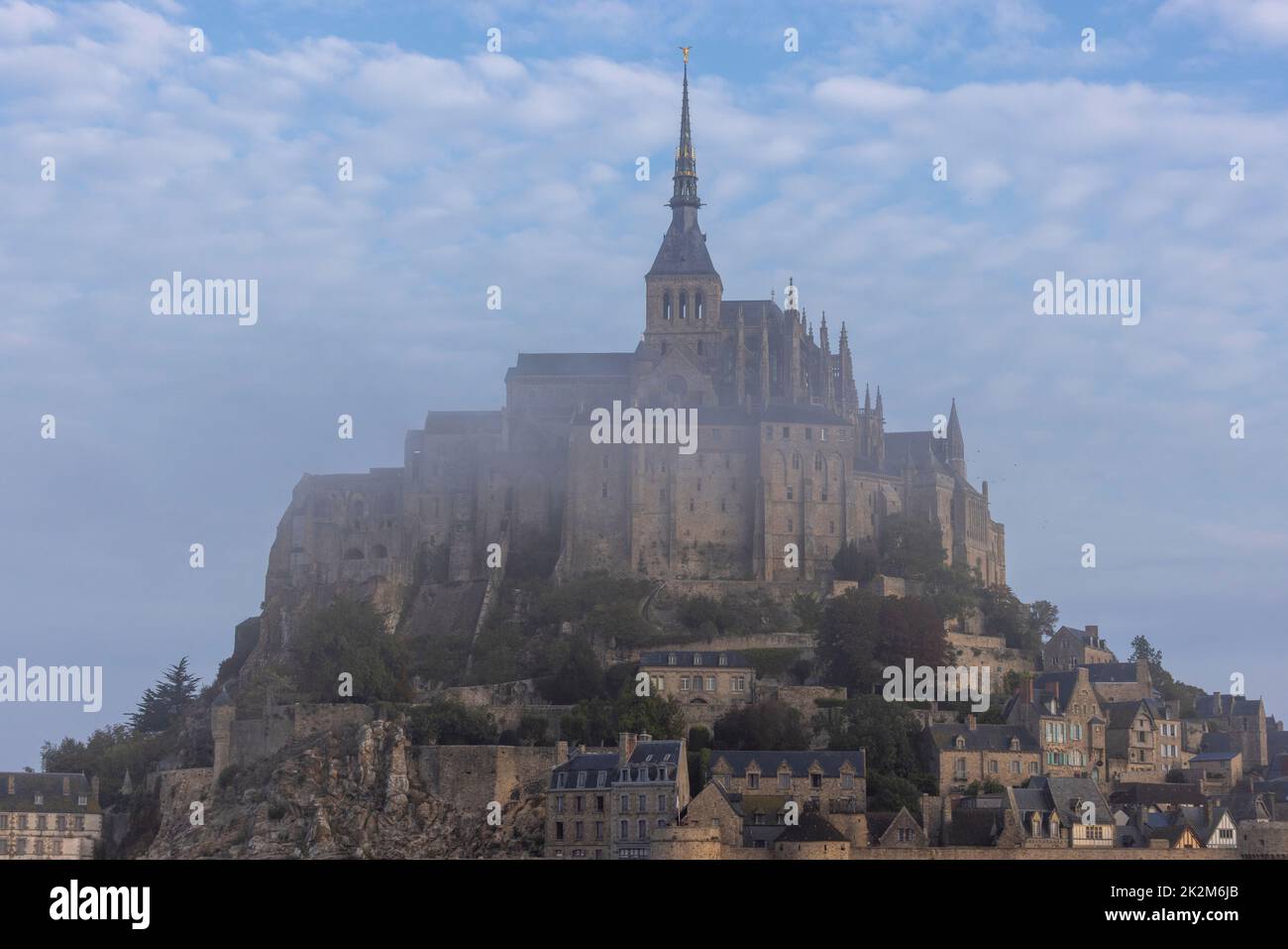 Nebliger Blick auf Le Mont Saint-Michel (Mount Saint Michael), eine kleine, felsige Gezeiteninsel, berühmt für seine mittelalterliche Abtei, Avranches, Normandie, Frankreich. Stockfoto