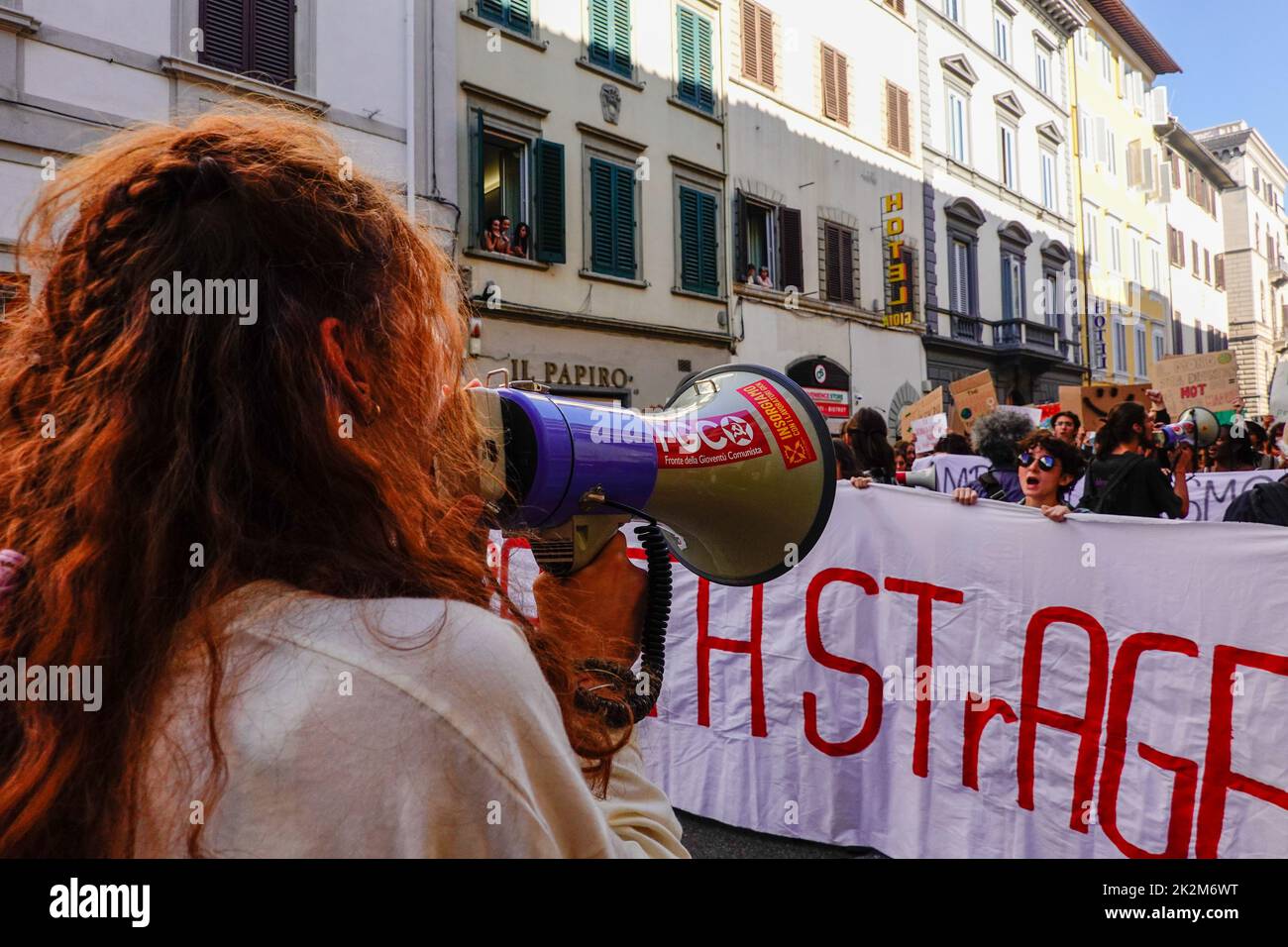 Florenz Italien - 23.. September 2022, Freitags für zukünftigen Streik in Florenz. Junge Menschen und Studenten gehen auf die Straße, um sich gegen den Klimawandel und die kapitalistische Gesellschaft zu manifestieren. Stockfoto