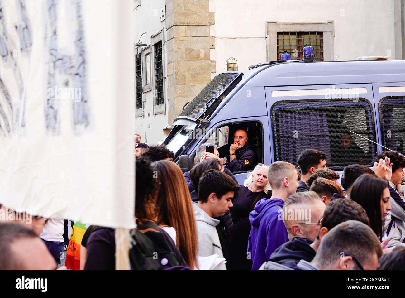 Florenz Italien - 23.. September 2022, Freitags für zukünftigen Streik in Florenz. Junge Menschen und Studenten gehen auf die Straße, um sich gegen den Klimawandel und die kapitalistische Gesellschaft zu manifestieren. Stockfoto