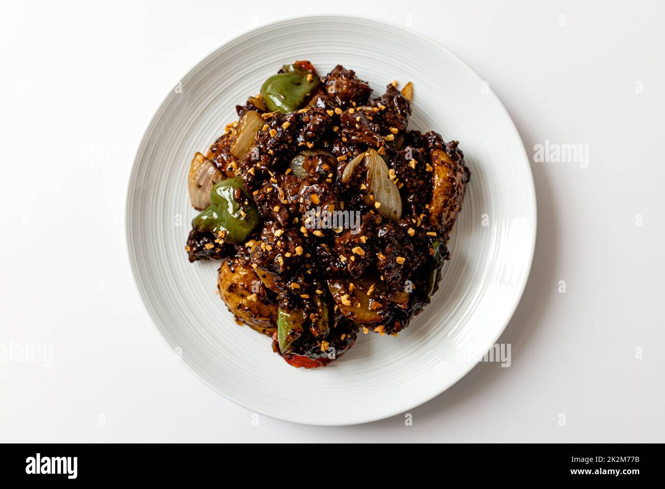 Chinesisches Rindfleisch auf weißem Hintergrund Stockfoto