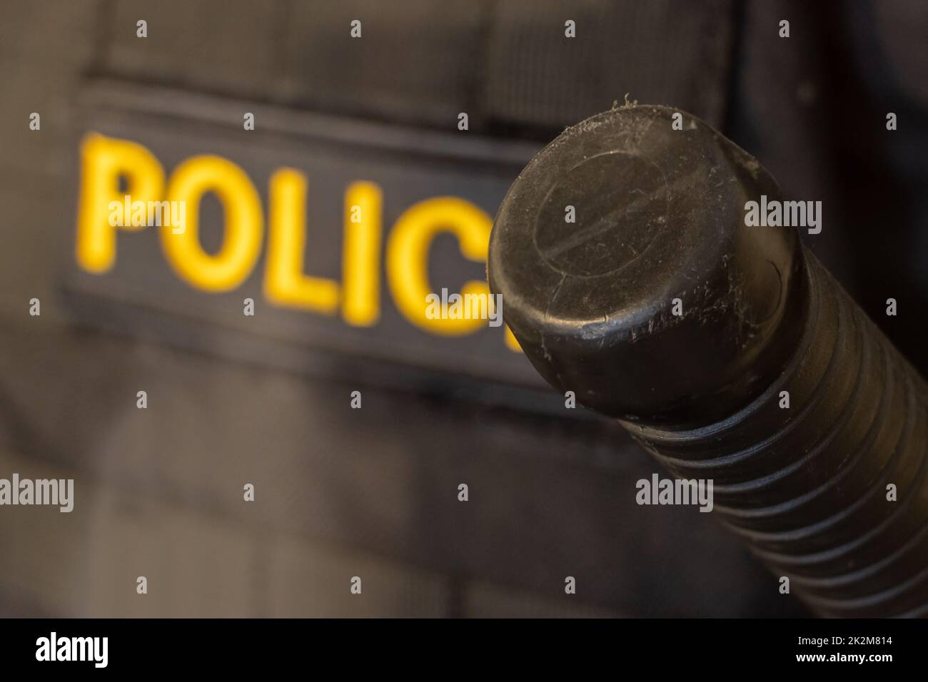 Der Griff des uniformierten Polizisten, aus der Nähe Stockfoto