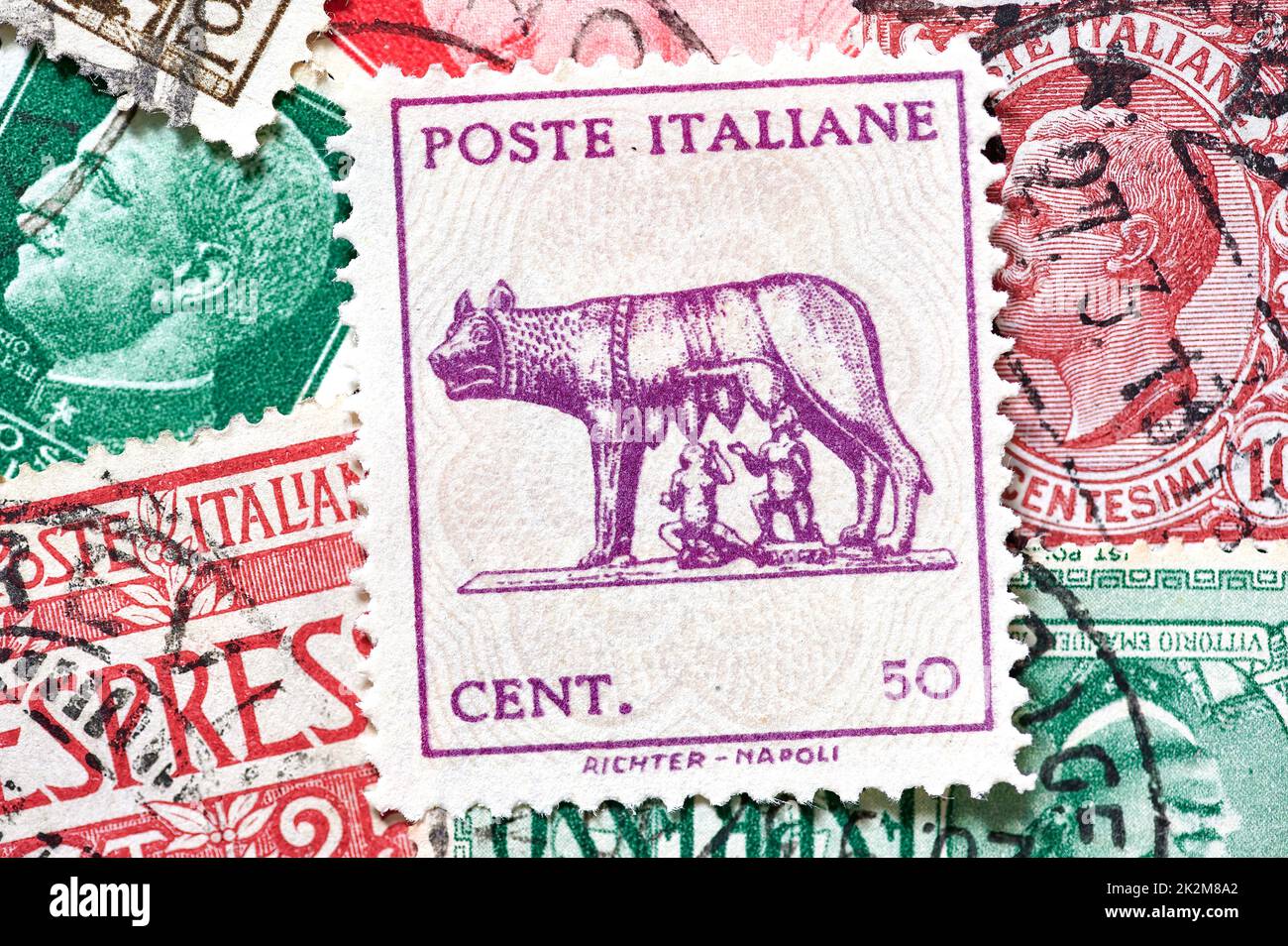 Madrid, Spanien; 09-22-2022: Briefmarke aus Italien, mit dem Bild der Legende von Romulus und Remus, die von einer Wölfin gestäuzt wurde und einen Hintergrund bildet Stockfoto