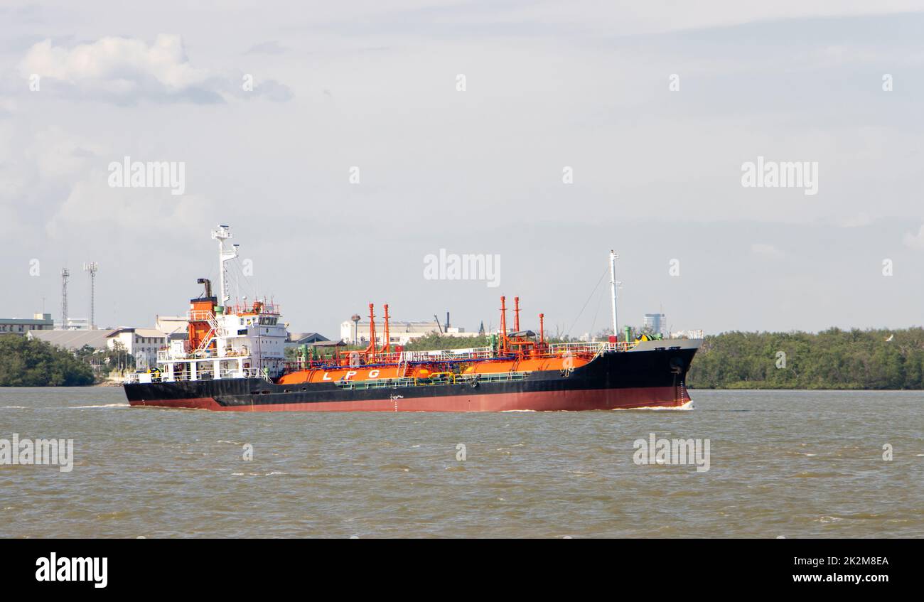 Der LPG-Tanker fährt auf dem Fluss in Richtung Meer Stockfoto