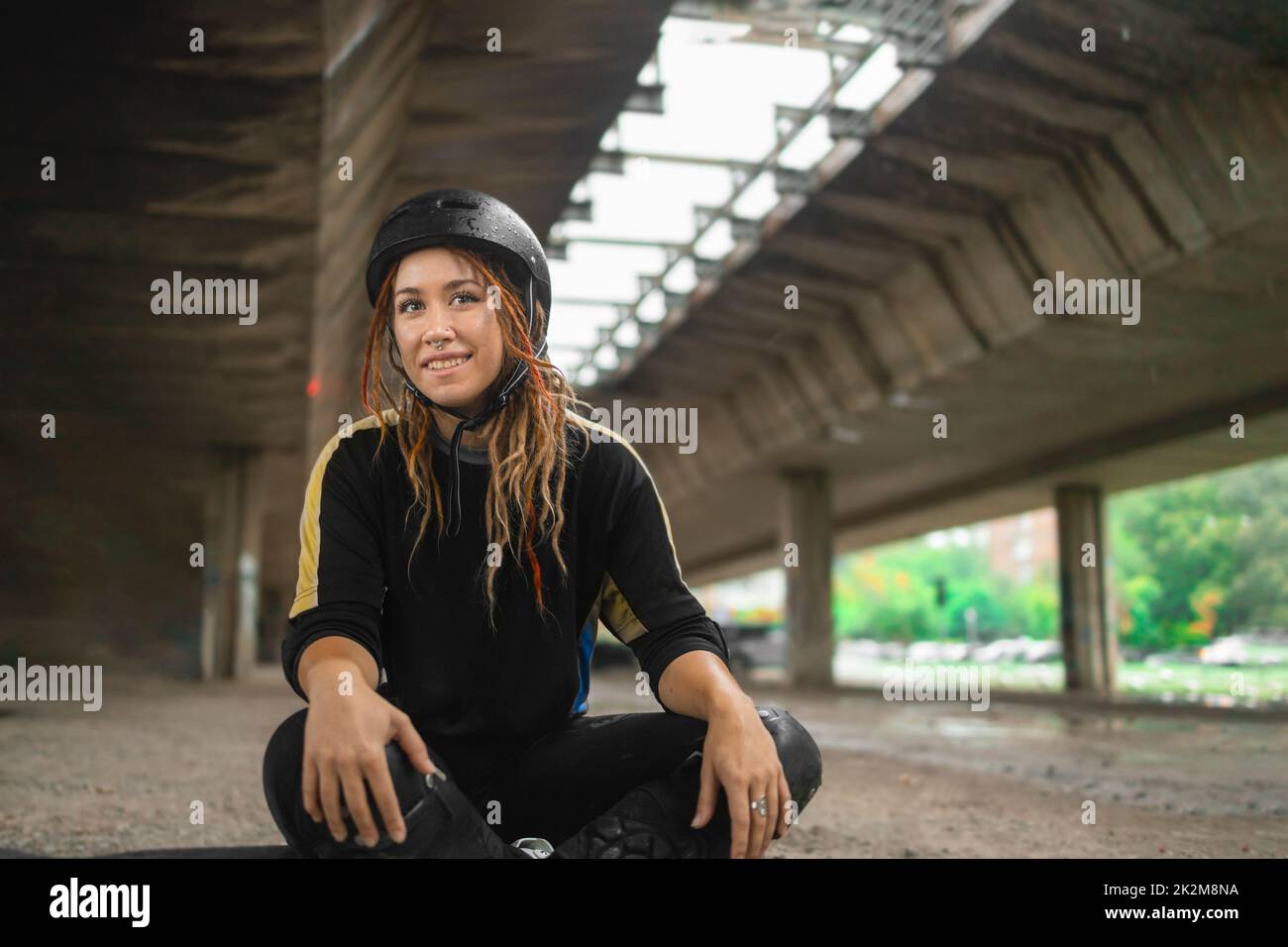 Junge Erwachsene aktive Frau mit Helm Stockfoto