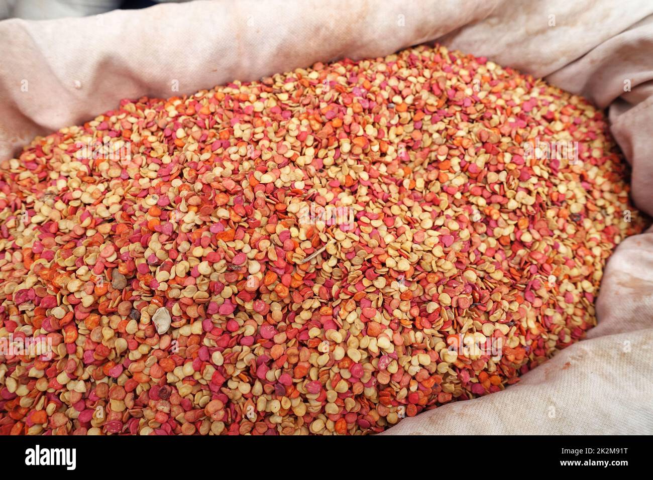 Unverpackte, biologisch abgewandte Samen von Pfeffersamen, die in Stoffbeuteln verkauft werden Stockfoto
