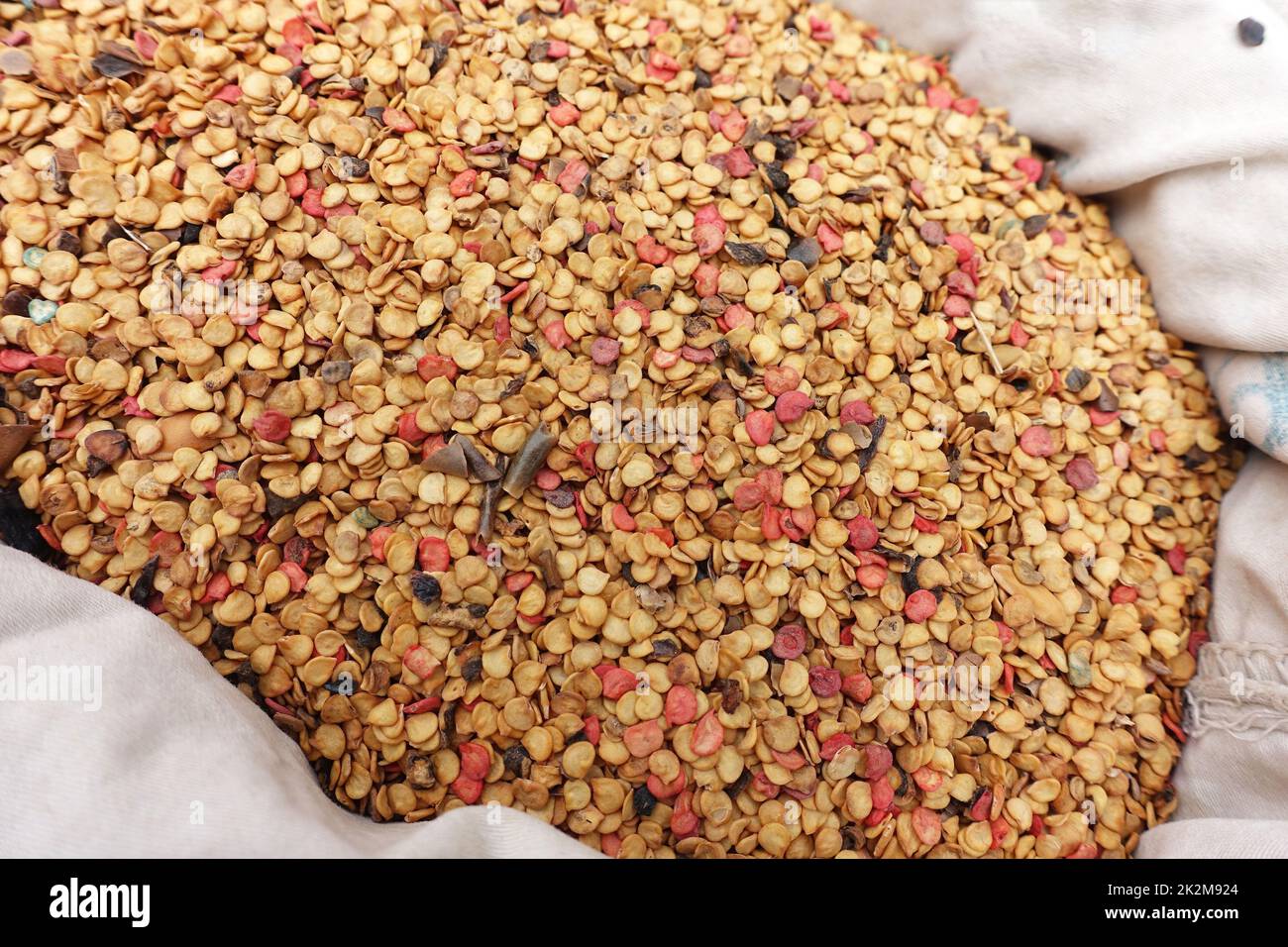 Unverpackte, biologisch abgewandte Samen von Pfeffersamen, die in Stoffbeuteln verkauft werden Stockfoto