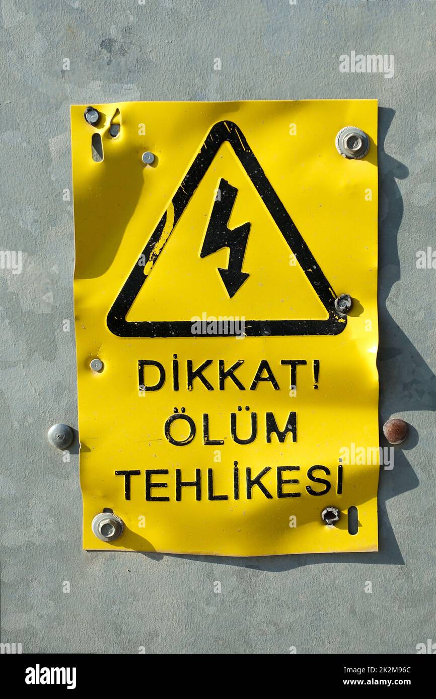 ACHTUNG DEATH DANGER Schild mit türkischen Schriftarten, Gelb und schwarzes Schild Stockfoto