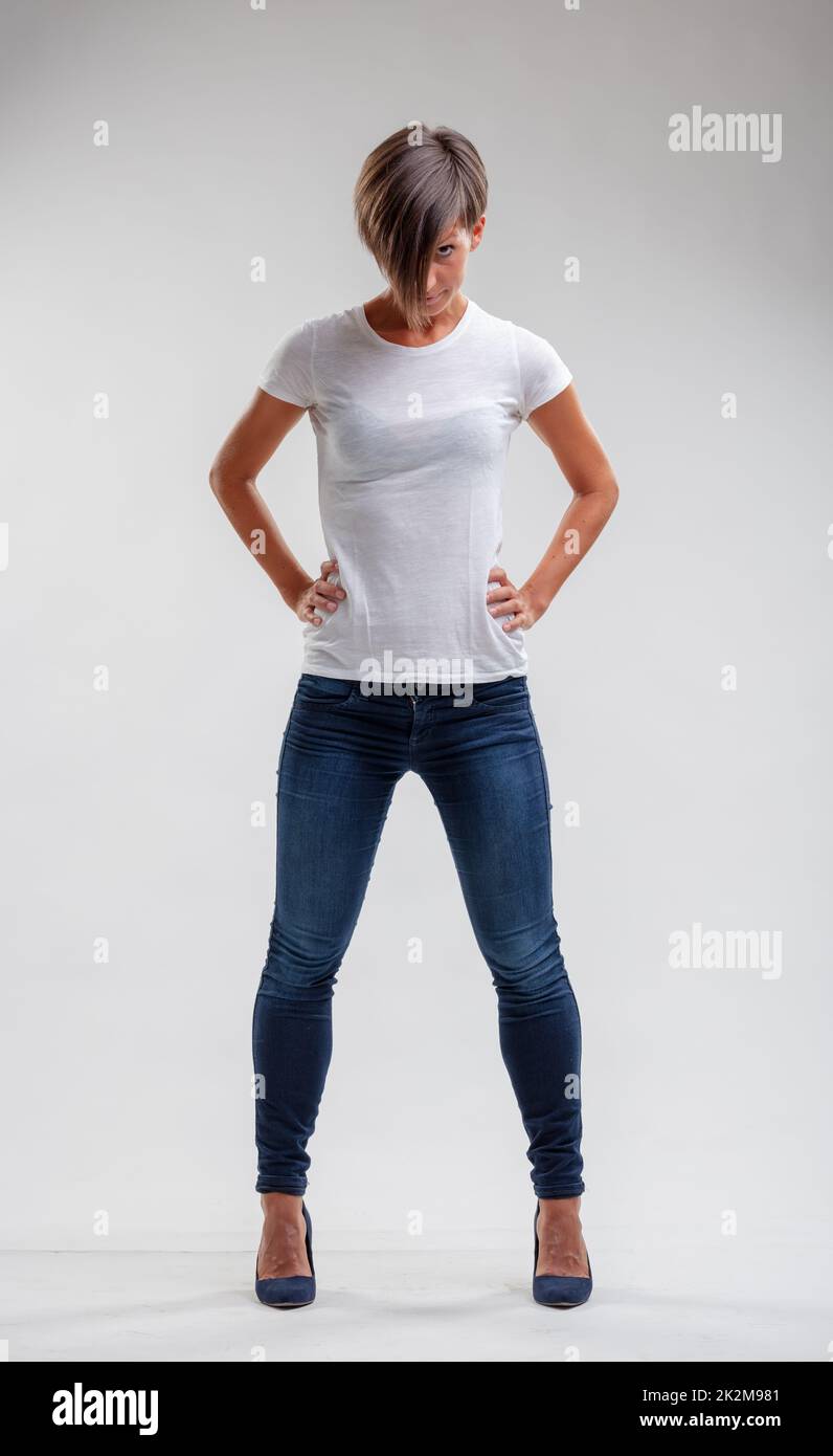 Eine Frau mit muskulöser Passform in Jeans Stockfoto