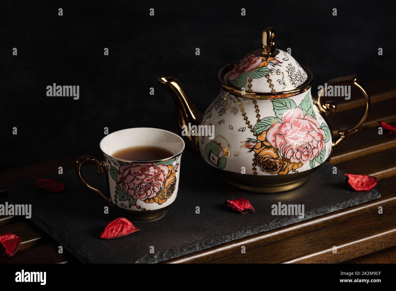 Afternoon-Tea-Image mit schwarzem Tee und schöner Teekannen und Tasse an Bord Stockfoto