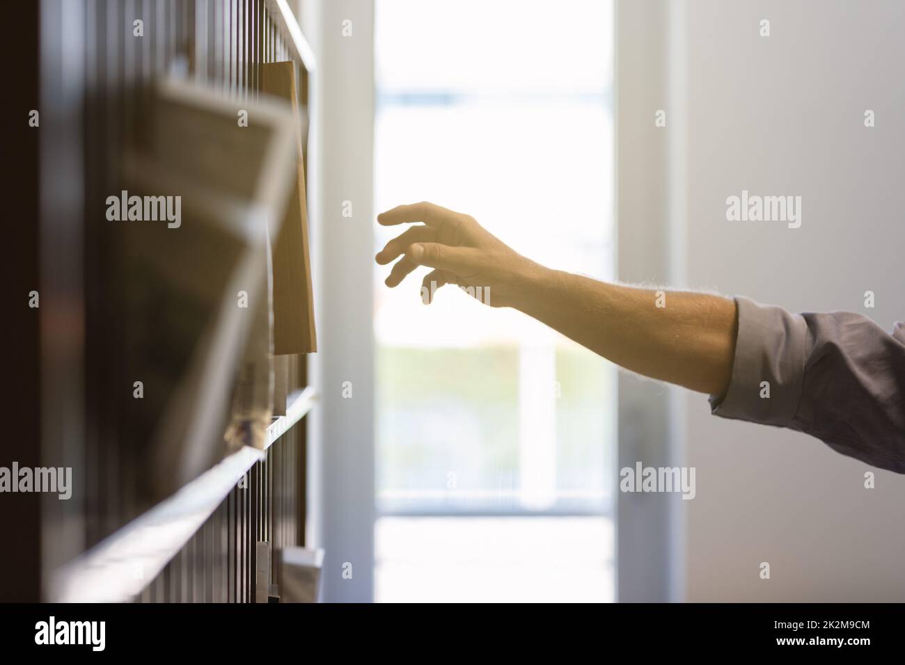 Der Arm des Mannes greift nach Post Stockfoto