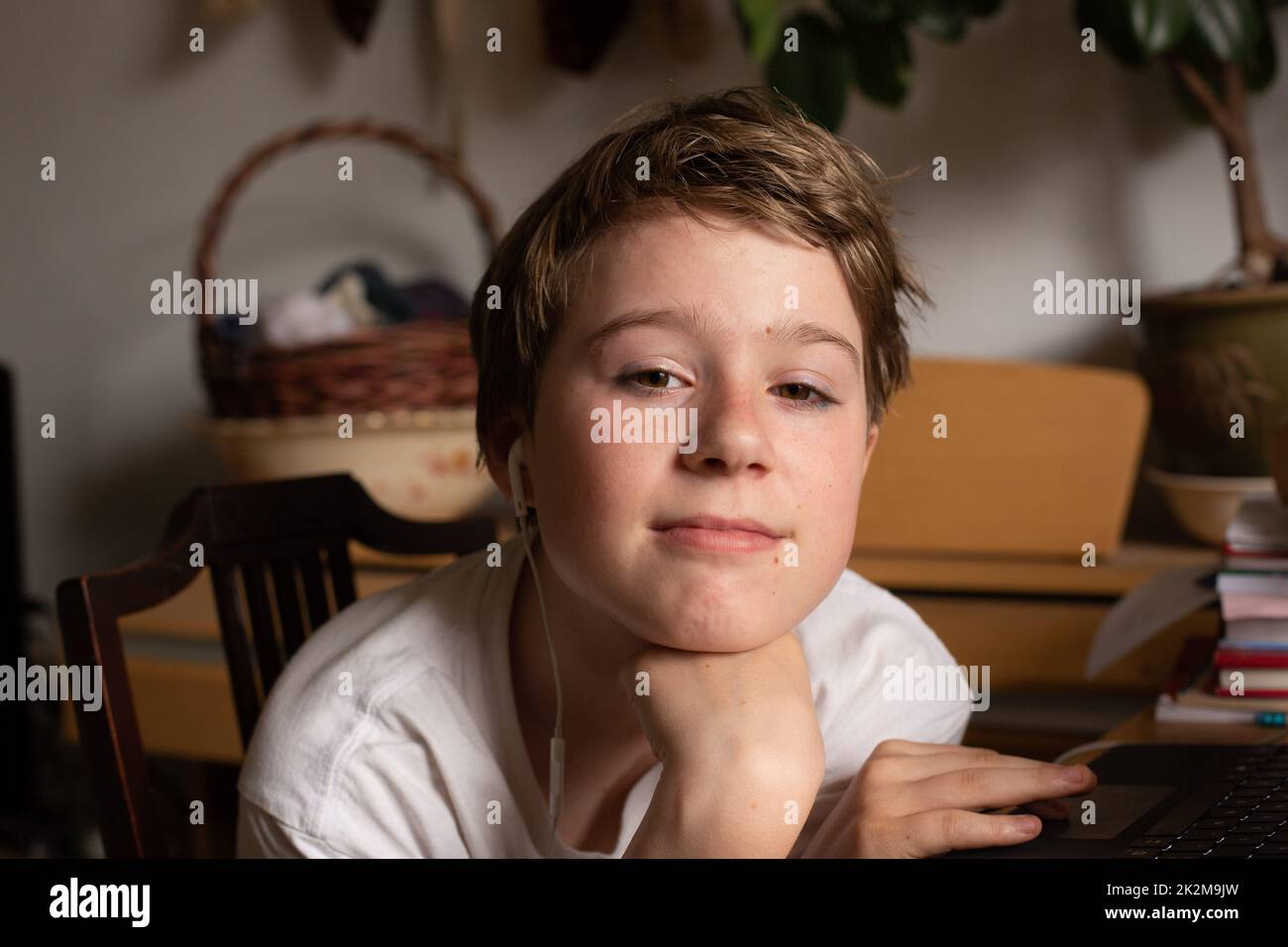Junge mit Ohrstöpseln Stockfoto