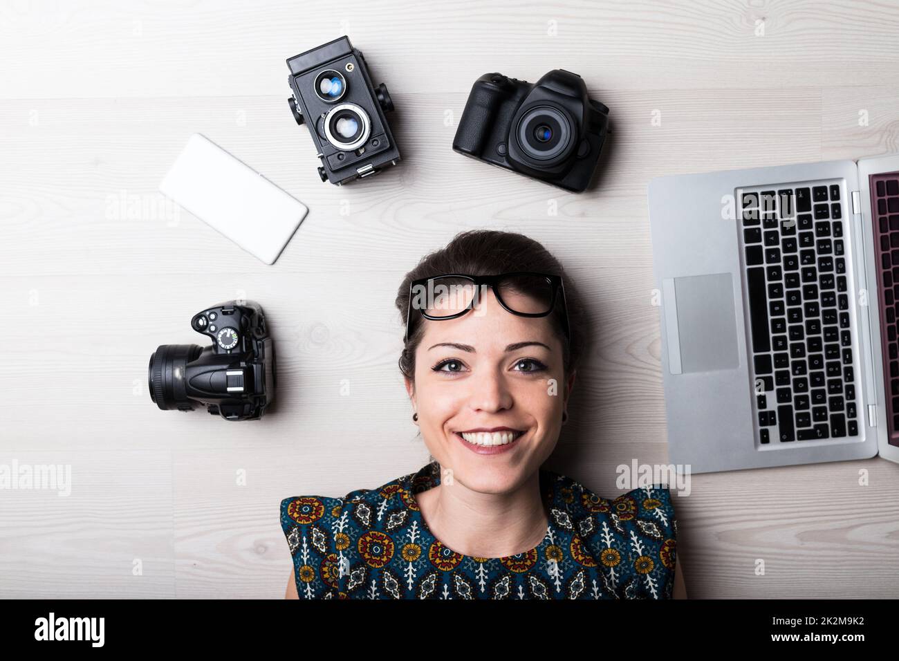 Glückliche kreative Frau ist Webdesigner Stockfoto